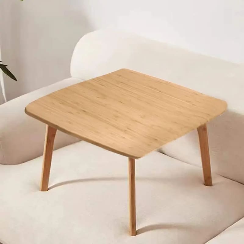 Une table à thé basse se trouve sur le sol d\'une table de tatami carrée meuble en bambou